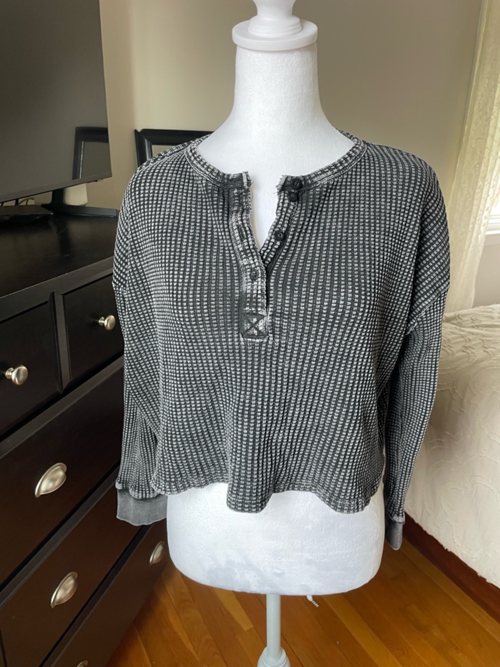 Relaxed Henley Waffle-Knit Crop Sweatshirt - Black